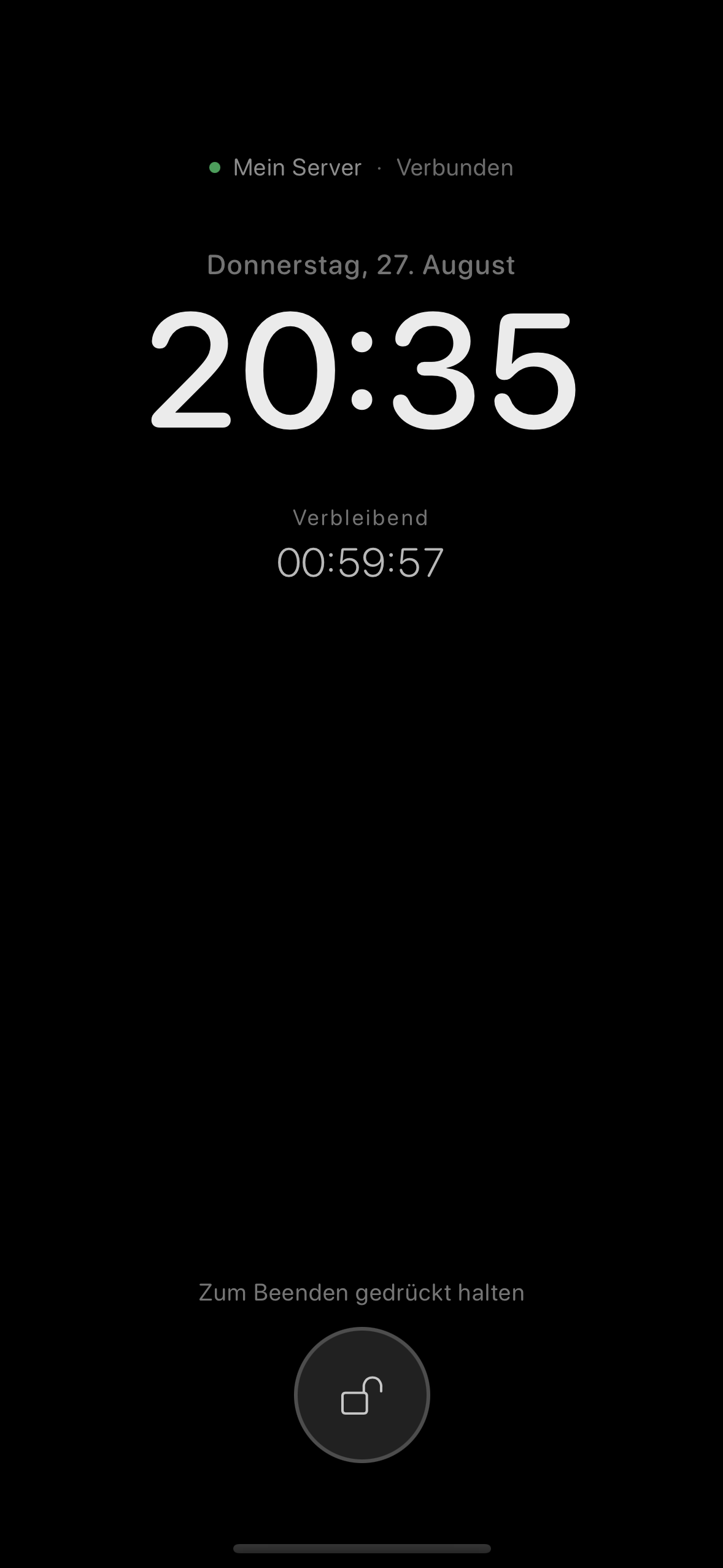 The ChatMC standby screen showing the clock, remaining time, connection status and battery.