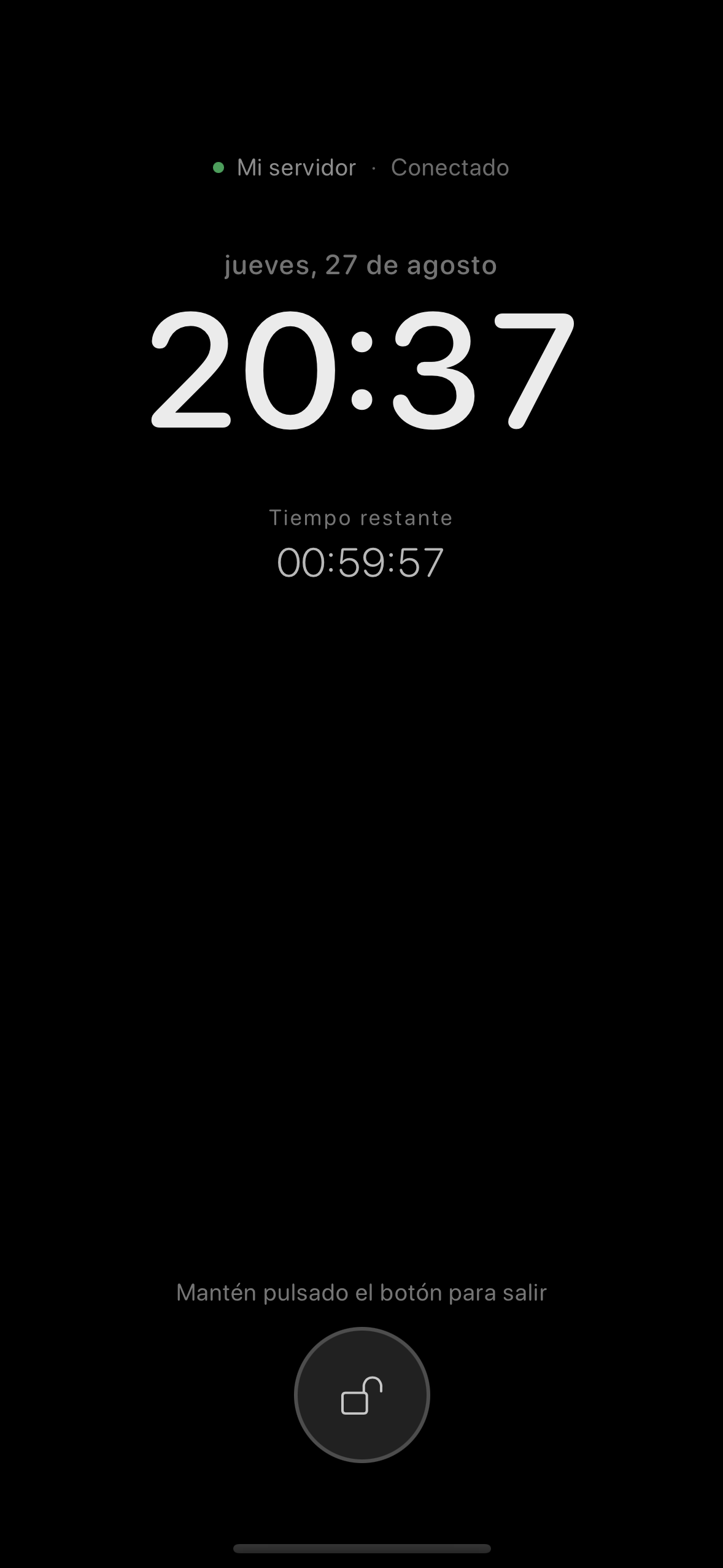 The ChatMC standby screen showing the clock, remaining time, connection status and battery.