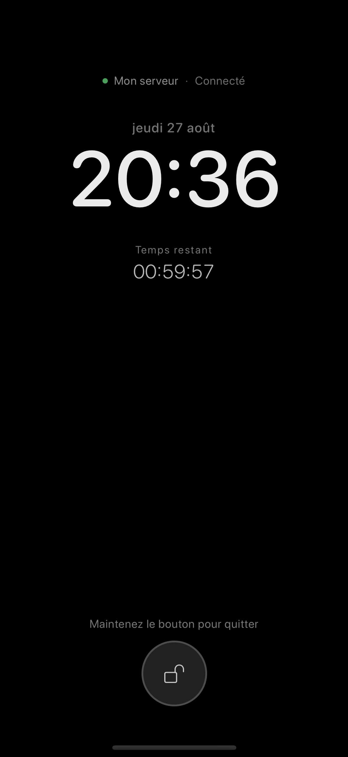 The ChatMC standby screen showing the clock, remaining time, connection status and battery.