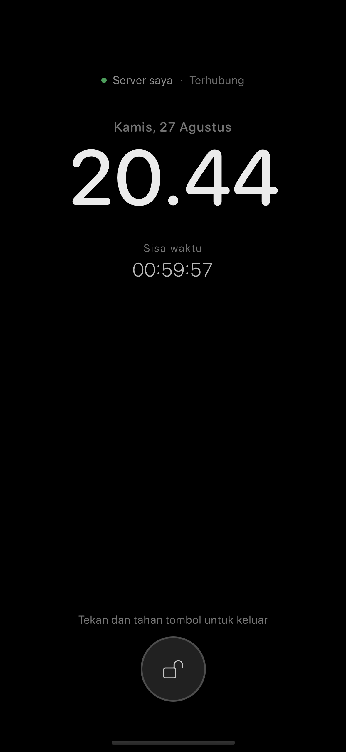 The ChatMC standby screen showing the clock, remaining time, connection status and battery.