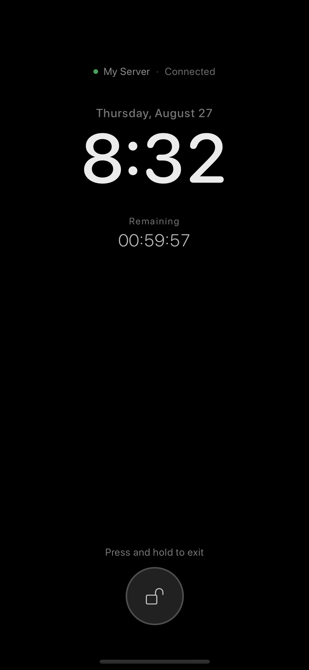 The ChatMC standby screen showing the clock, remaining time, connection status and battery.