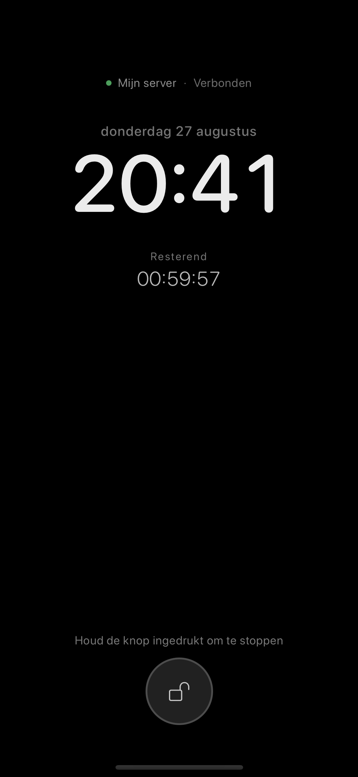 The ChatMC standby screen showing the clock, remaining time, connection status and battery.