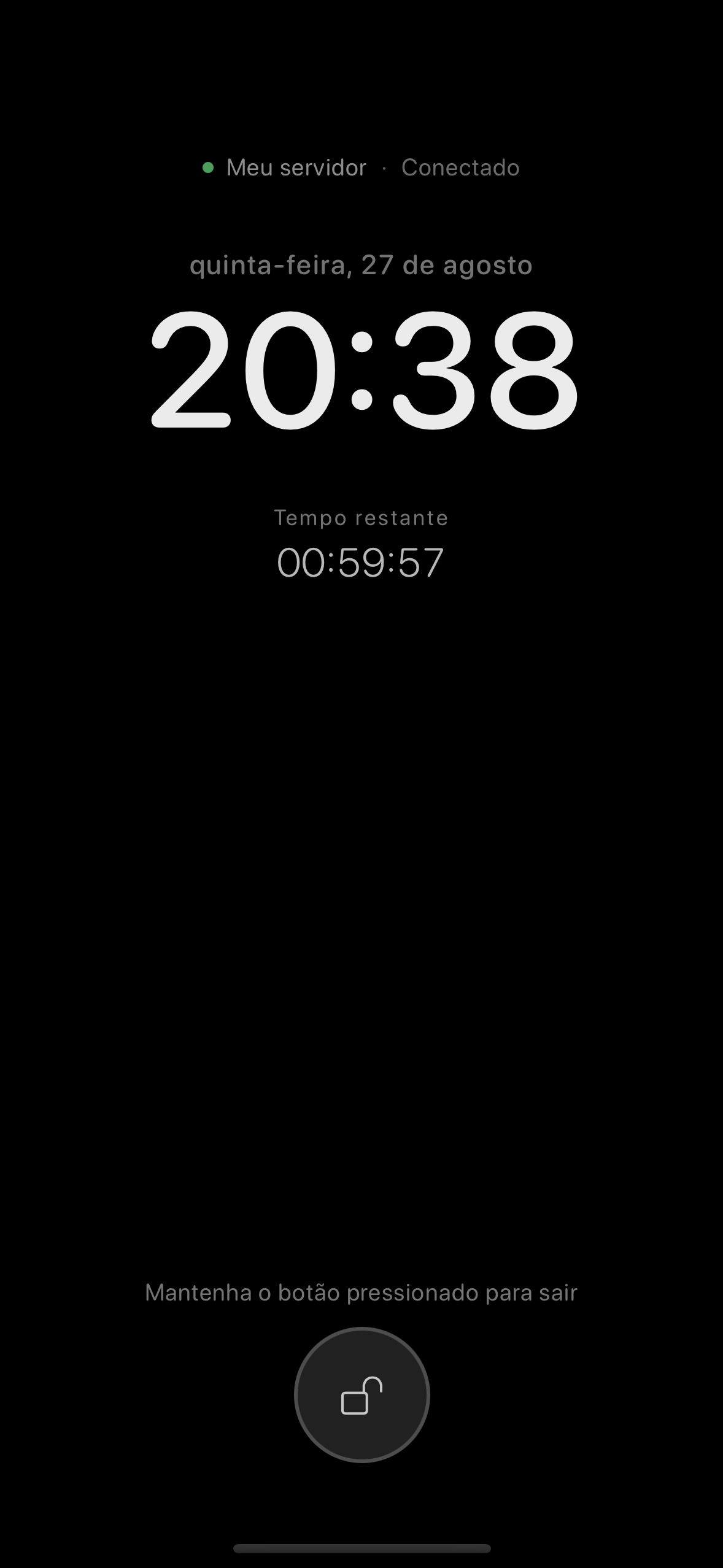 The ChatMC standby screen showing the clock, remaining time, connection status and battery.